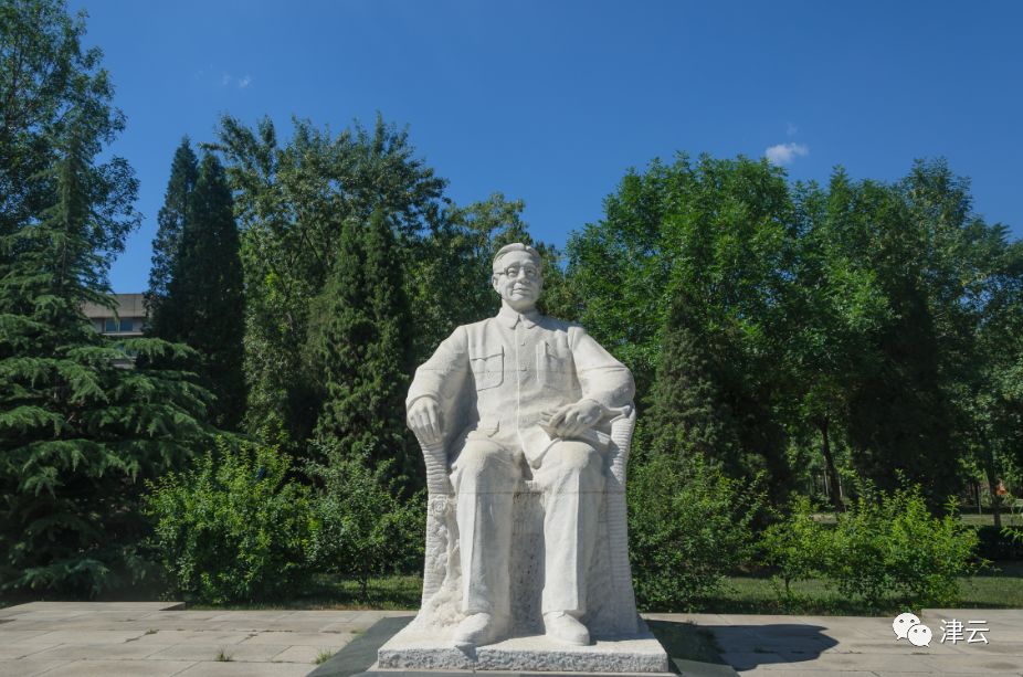 严范孙塑像南开先贤塑像0461位置:八里台校区大中路北侧,津南校区