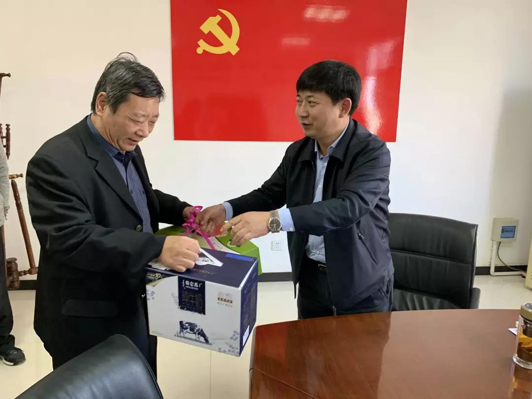 鄠邑区法院李云峰院长国家扶贫日慰问扶贫一线干部群众