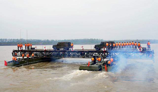 中国军人26分钟视频海外火了,外国网友:在拍电影?_舟桥