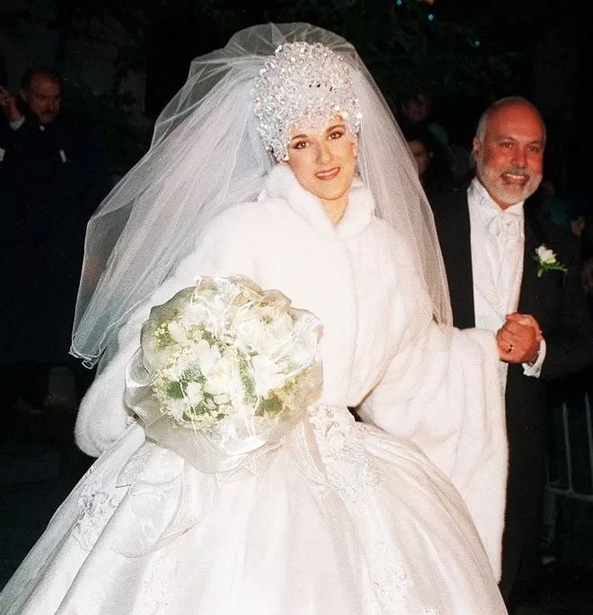 足足有三公斤重,另外再加上仪式前穿的这件白色皮草大衣,席琳迪翁的