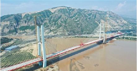日前,108国道山西省河津市禹门口黄河公路大桥实现主桥合龙.