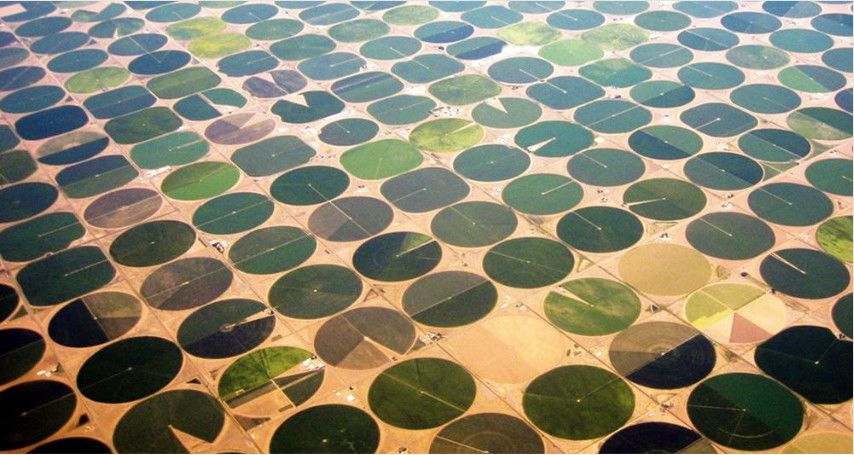 农田画个大圆圈一人浇灌千亩田