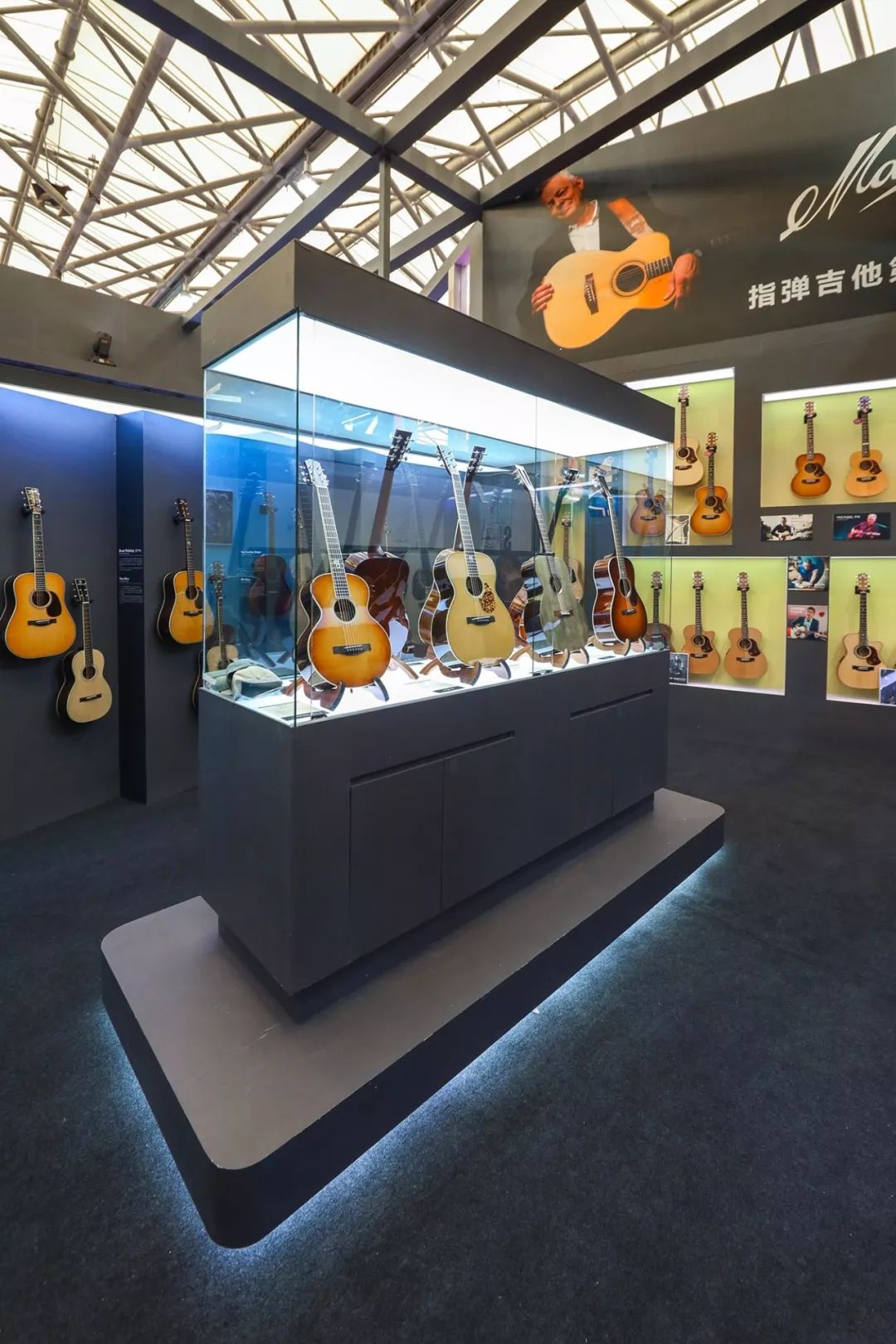 高端原声吉他展览一直是魔方乐器展馆的特色之一,众多的原声玩家在此