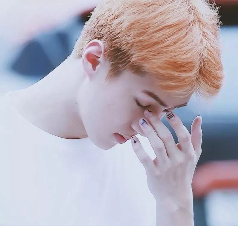 原创可甜可盐的透明拼色美甲不止宋妍霏喜欢连吴世勋也pick上了