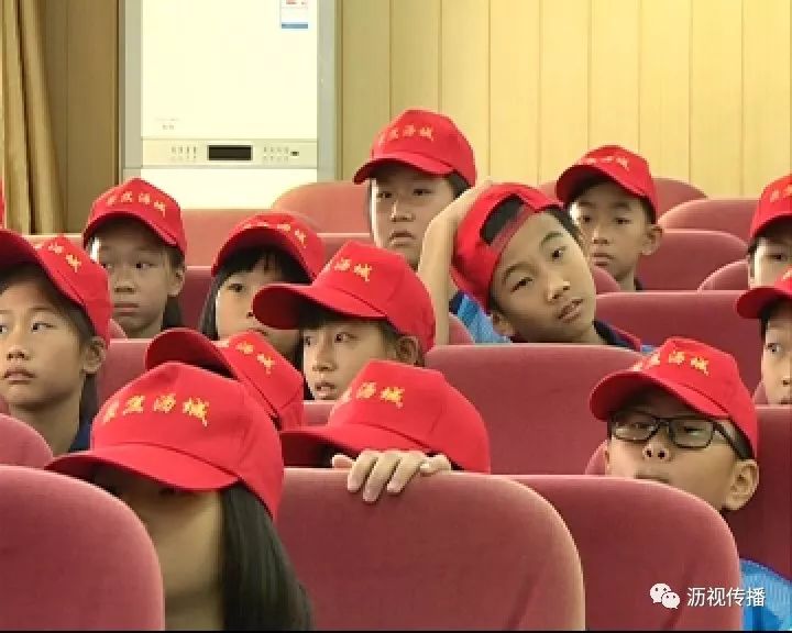 团一第首日活动连开两团,河东小学和城南小学的同学们在城管队员的