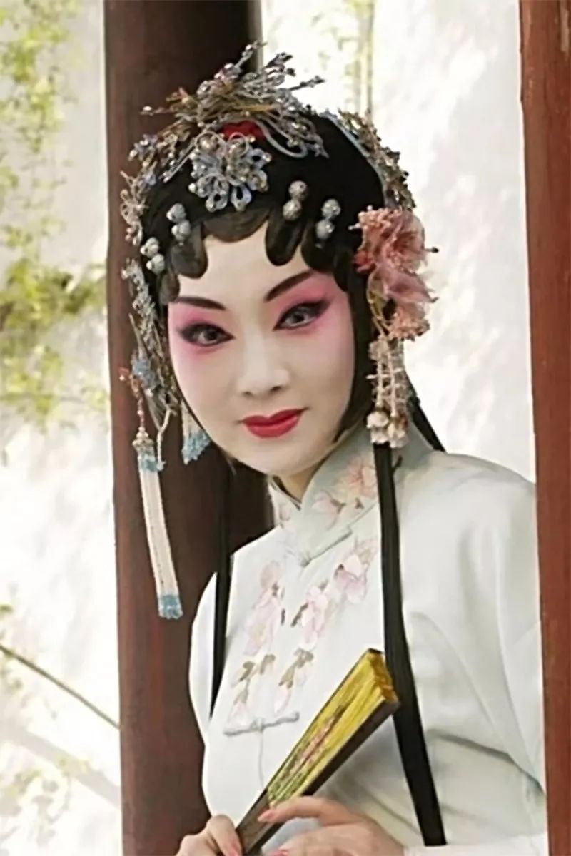 李小芳,自幼酷爱京剧,父母均是专业戏曲演员.