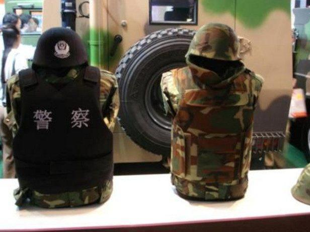 原创中国造防弹衣太厉害不含钢板却能挡住12发子弹连击老外真服了