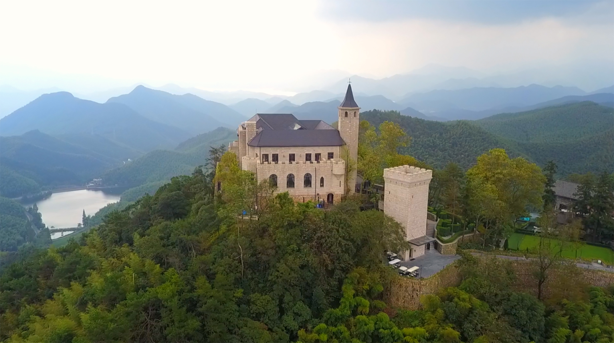 原创莫干山最神秘的裸心堡最贵7000元一晚房内有牢房还有手链脚链