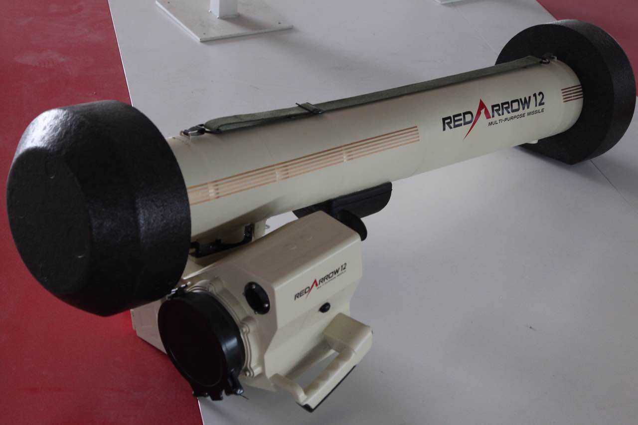 红箭-12的瞄准设备体积小,它比一个投影仪大一点,不需要对直-20进行大