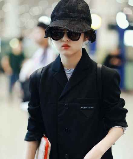 张子枫黑色渔夫帽搭配西装,一身黑衣又酷又萌_帽子