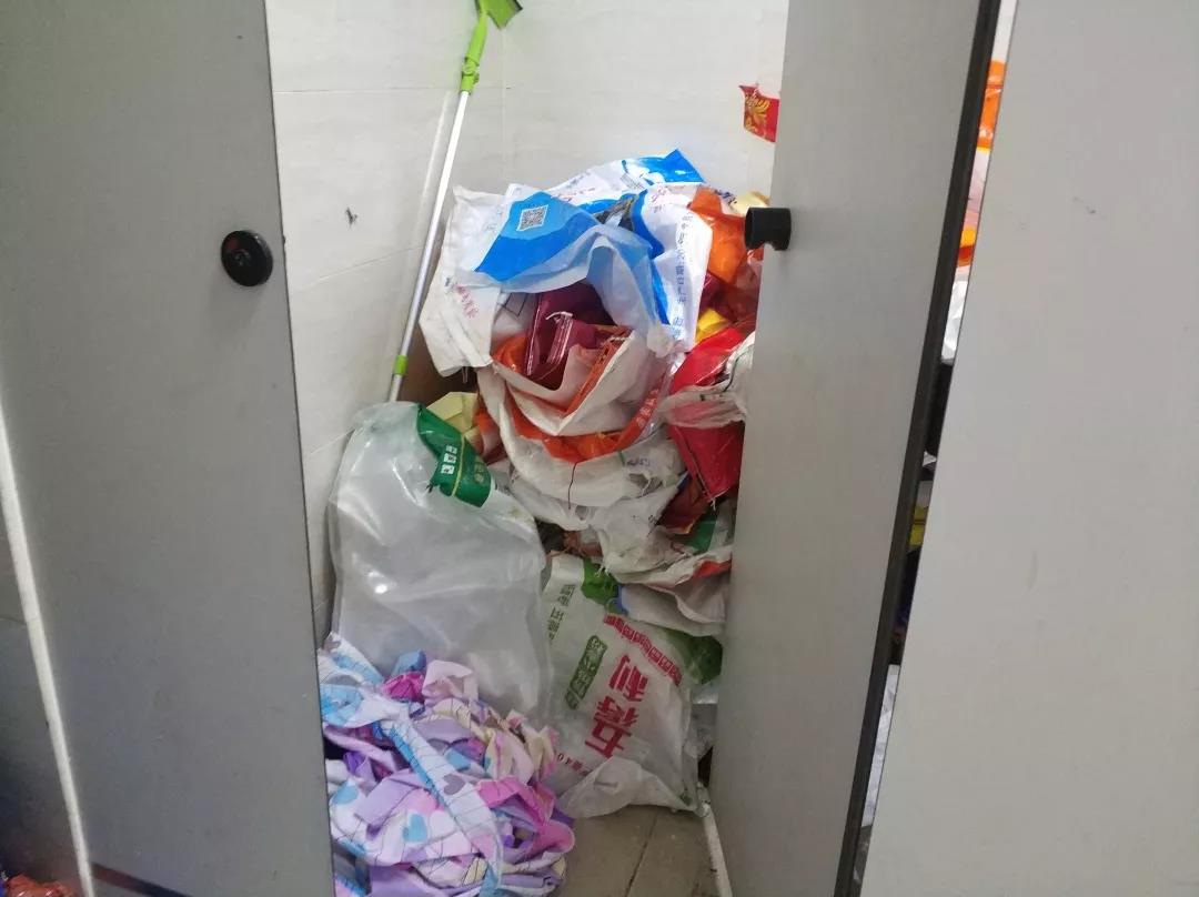 部分女厕厕位脏污,垃圾桶已满未能及时清理市人大代表陈代表认为,女厕