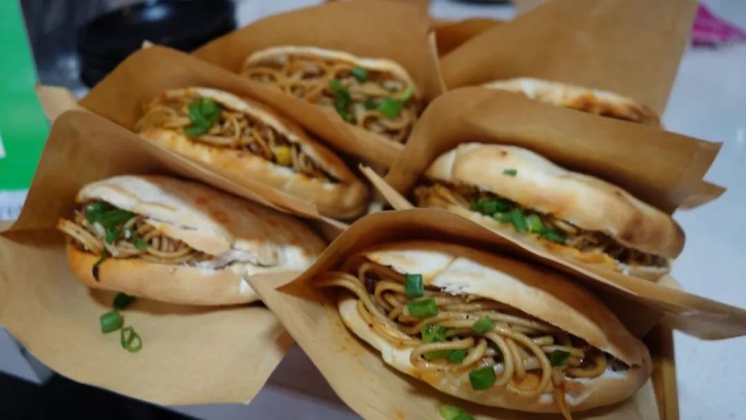 5元一个,很抗饿,但味道真心一般,哈哈,我觉得这个凉面饼子主要是为了