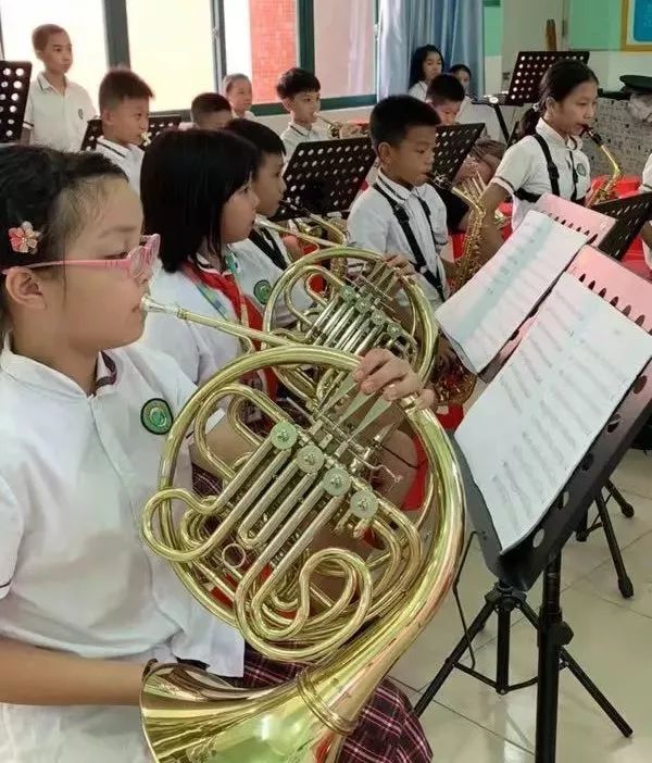 魅力校园秀沧江中学附属小学扣好人生第一粒扣子