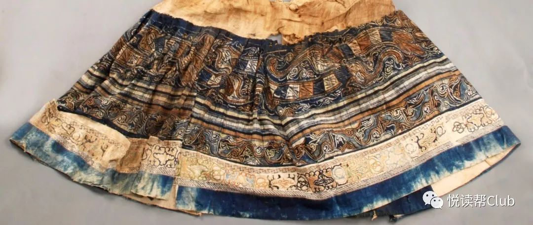 安顺平坝出土的这件彩色蜡染褶裙已近千年了!