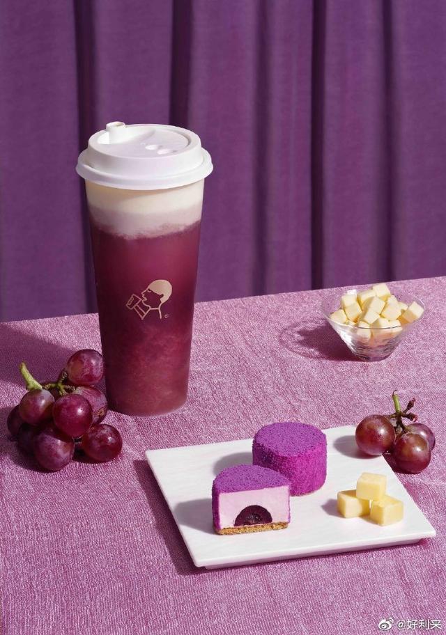 碰一下,我们就是好朋友啦放在一起就是很搭的感觉可以喝一口多肉葡萄