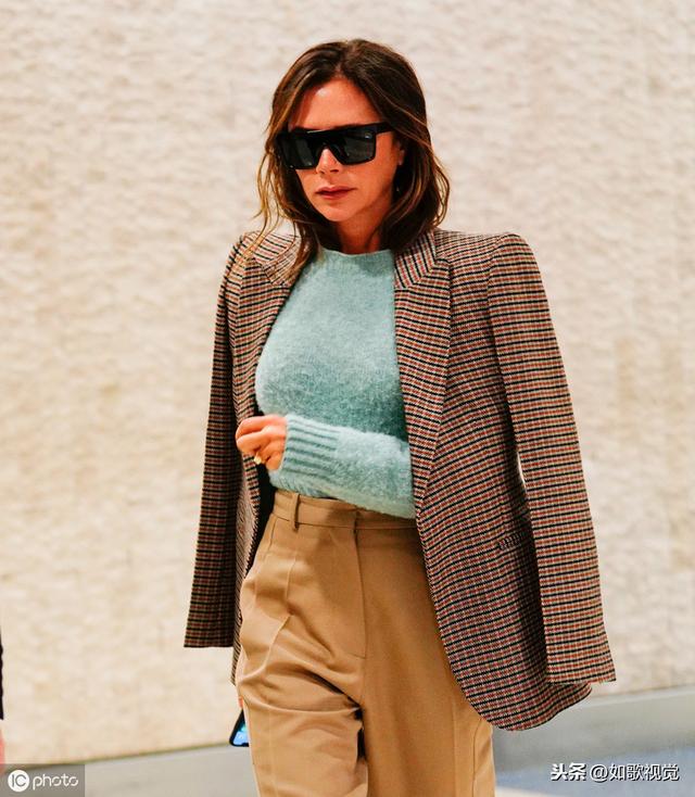 贝嫂身披西服凹凸有致,黑超遮面表情冷酷,举止妩媚动人风韵犹存