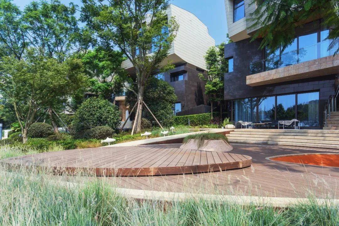 麓湖生态城黑钰岛一件水城上的艺术孤品