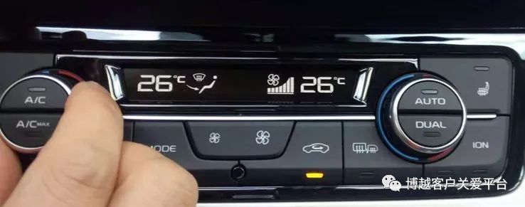 将温度调节温度旋钮调至26℃或以上,开启暖风,此招,用于长时间的除雾