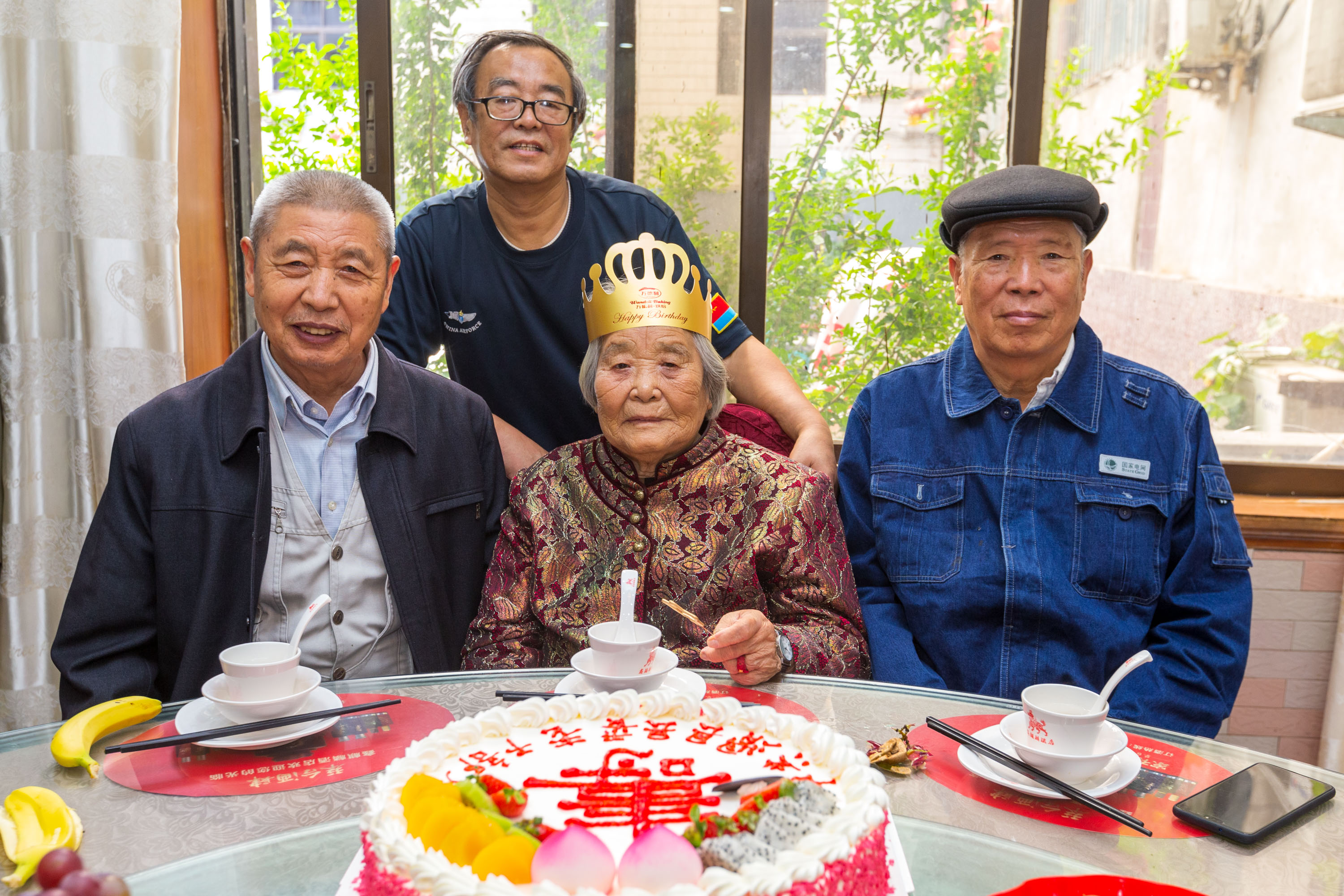 以前奶奶和爷爷每逢遇到重大节日,胸前都会挂上国家历次发给的奖章