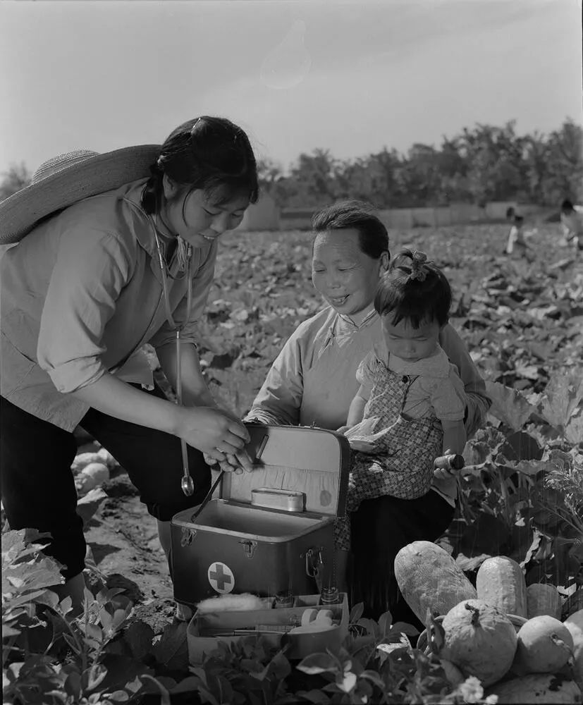 1964年中牟赤腳醫生為群眾看病新時代新建的中牟縣人民醫院新建的中牟