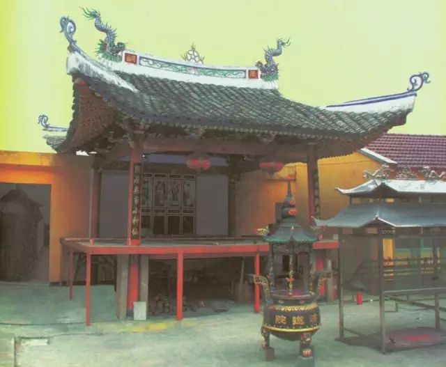 古墓亦多,名人墓以东瓯王墓,刘基墓,叶适墓,王十朋墓,孙诒让墓,章纶墓