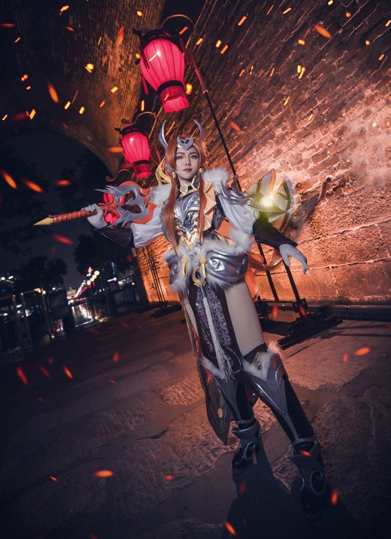 王者荣耀英姿飒爽的小姐姐角色扮演花木兰