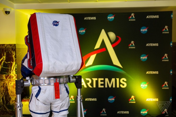 NASA 发布新一代登月宇航服,计划 2024 年重返月球_搜狐汽车_搜狐网