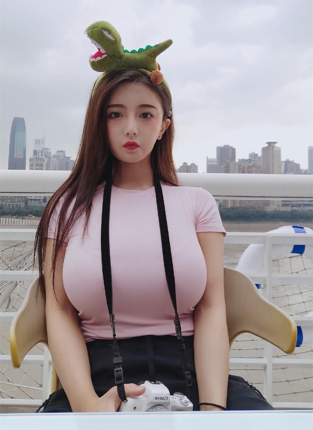 虎牙女主播为uzi加油,网友:这身材是极品,rng不夺冠对不起她