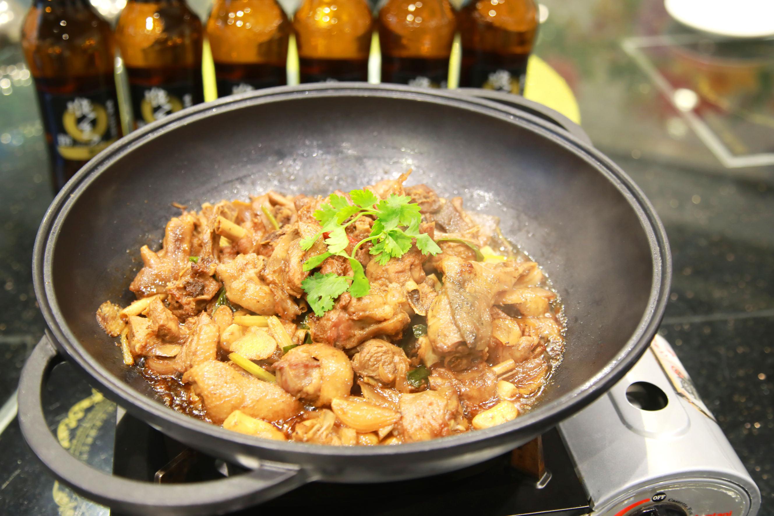 灿记食府占地广阔,依湖而立,湖中荷莲美景尽收眼底,其特色美食花椒