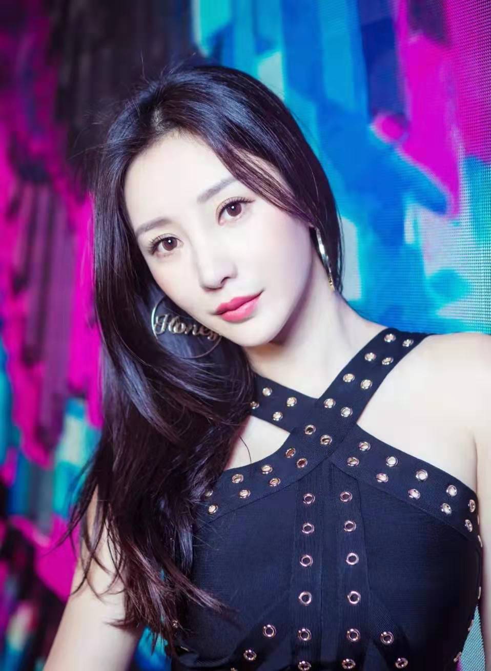 柳岩美艳动人气质迷人,优雅时尚的女神!