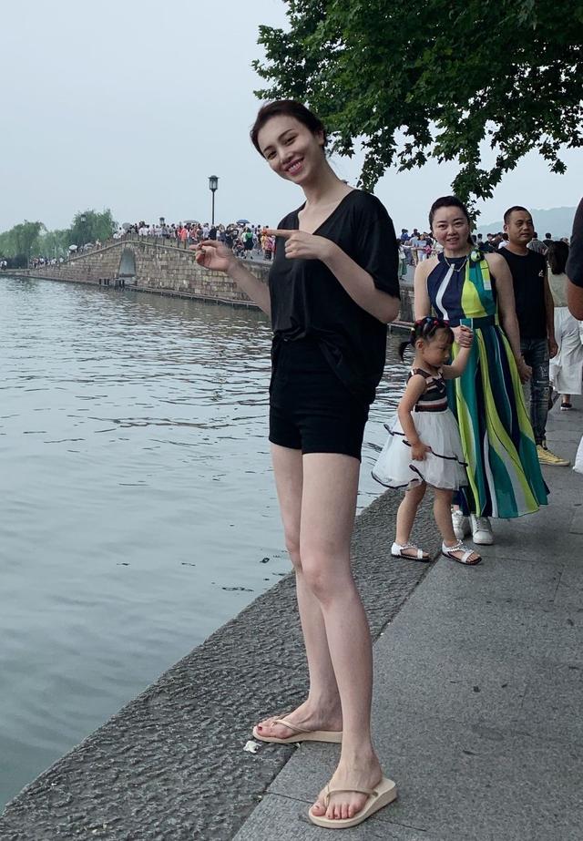 原创刘翔还是原来的刘翔,葛天早已脱胎换骨,穿热裤大秀超模腿