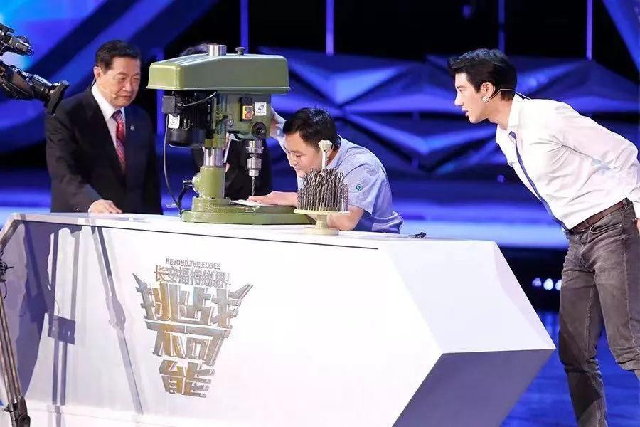 在节目录制现场,镁光灯下,张新停沉心静气,目光聚焦在小小的鹌鹑蛋上