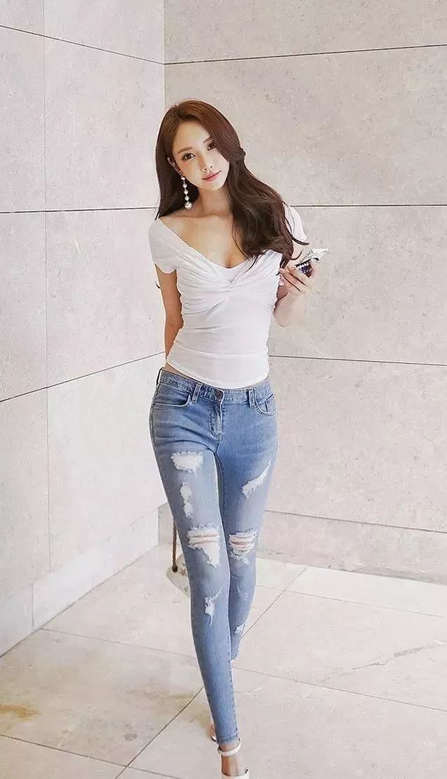 十分漂亮的牛仔裤美女,显得挺拔有型!