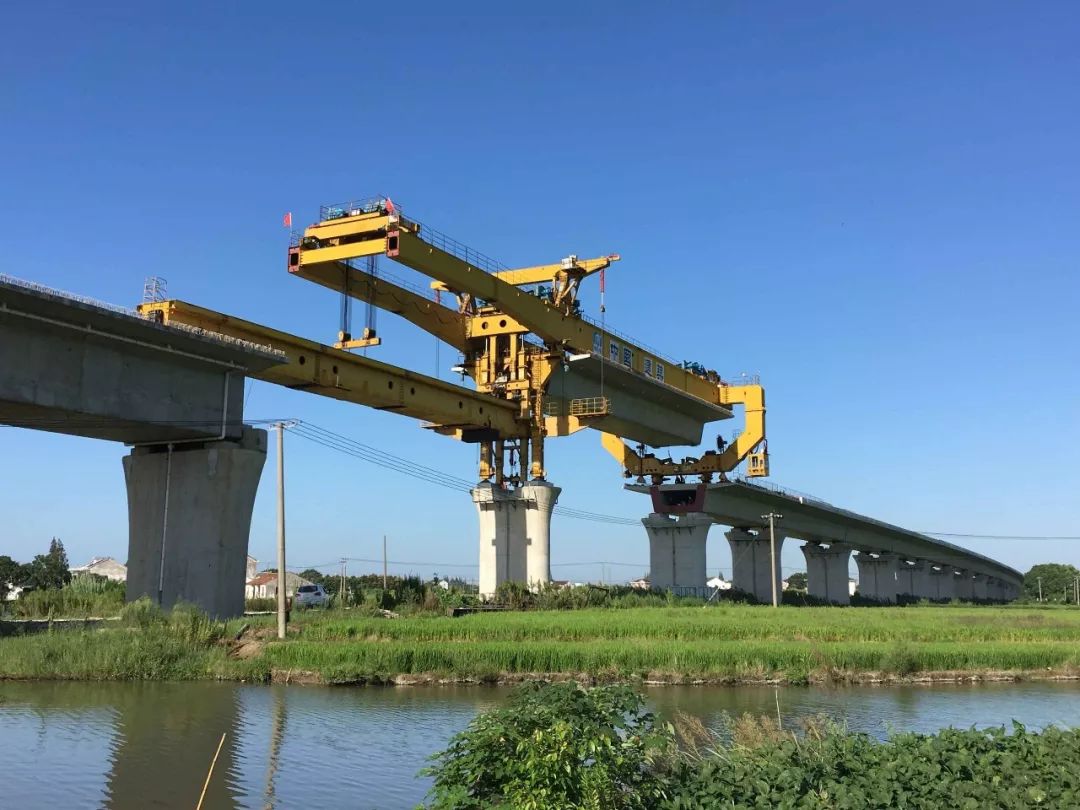 同时,也是是国内跨境最大的双塔三跨悬索桥,在同类桥型