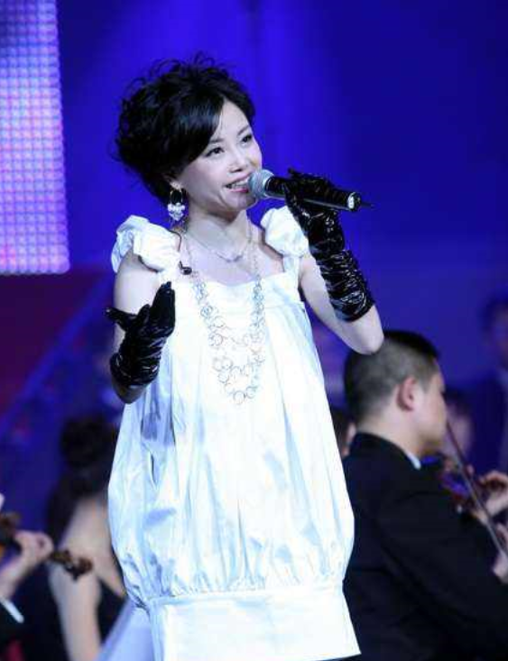 她是张国立力赞的女演员,比杨钰莹还出名,事业当红时却选择隐退_戴娆