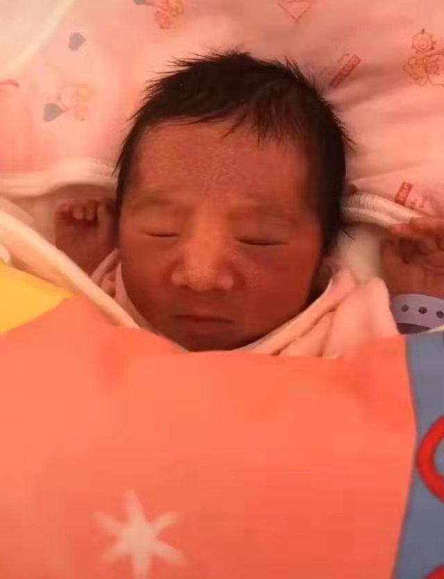 宝宝出生之后丑哭妈妈两个月后变化太大妈妈还好当初没扔