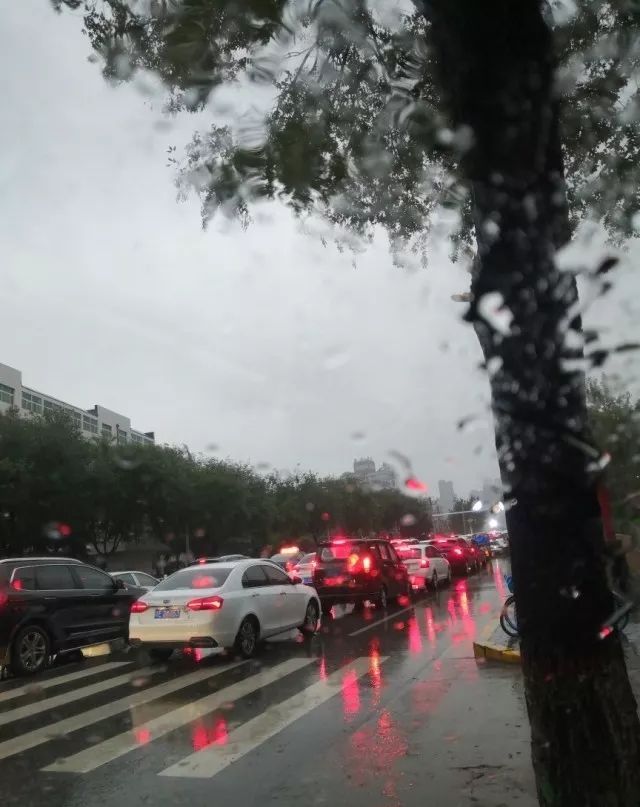 听松涛:四马路与解放路十字西边右侧人行道一处施工完