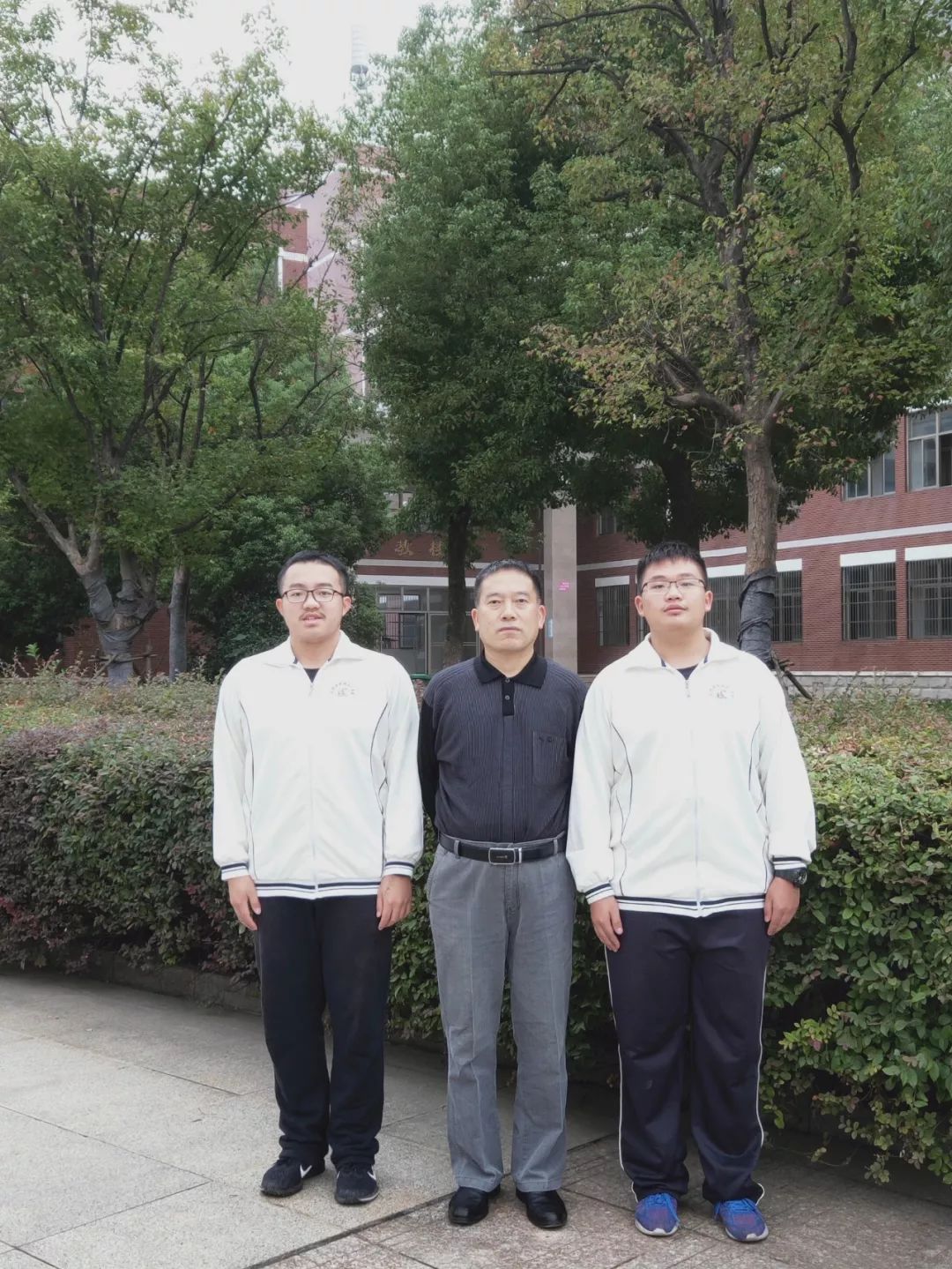 指导老师张同华与两名获得省级一等奖学生合影夏子睿高中获奖情况