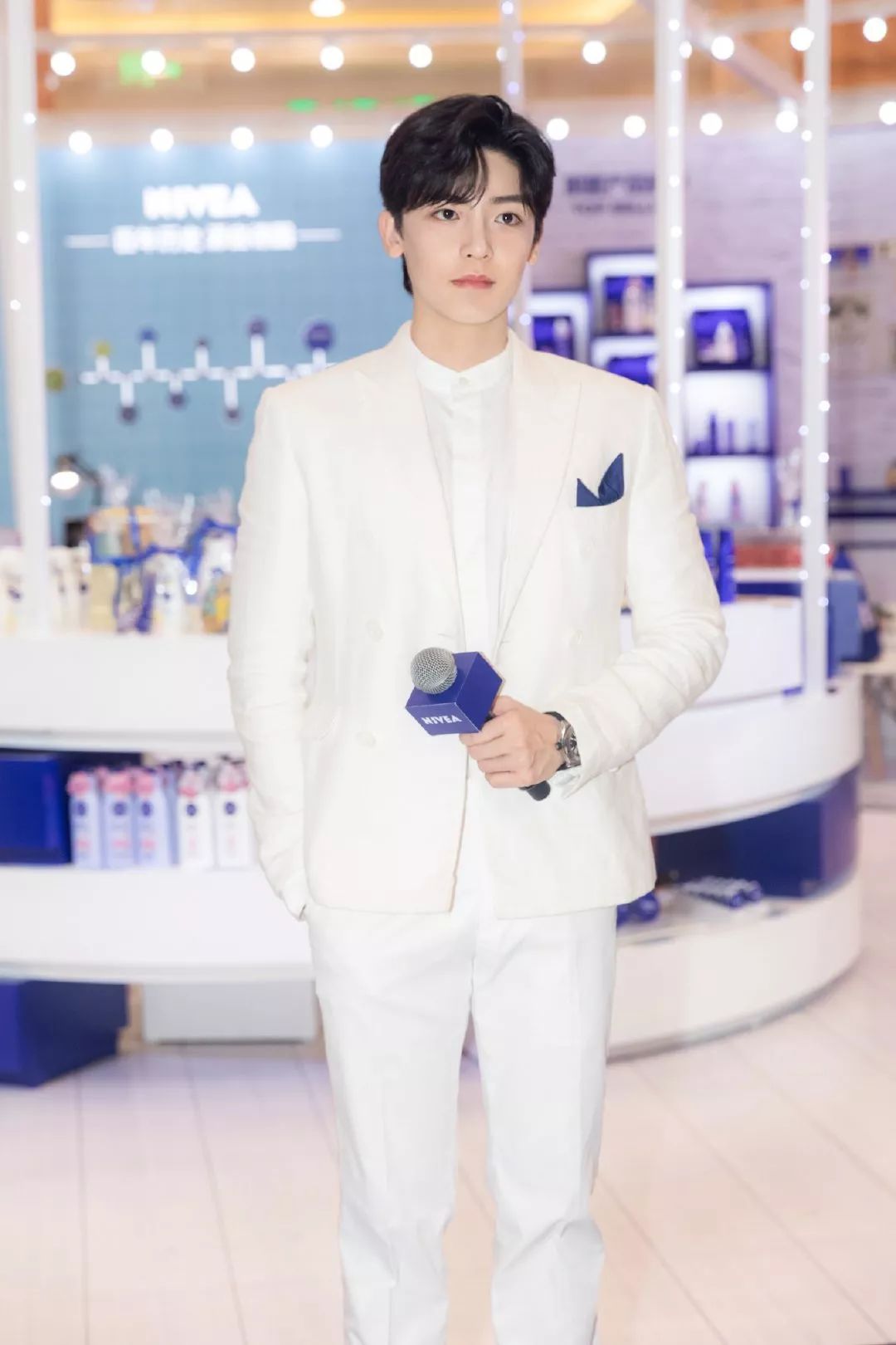 侯明昊选择的是,简约的白色西装内搭无领白衬衫,整身搭配稍微有点单调