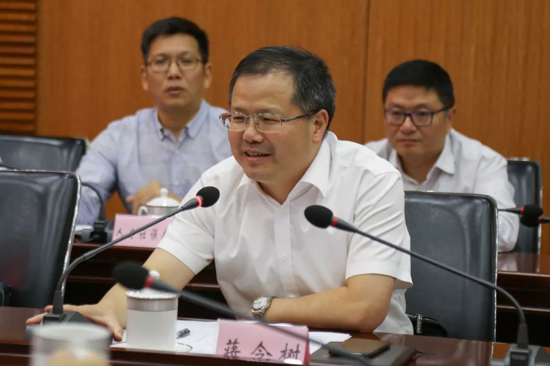 座谈会上,蒋令树从金华市教育大会精神传达学习情况,东阳开展的特色