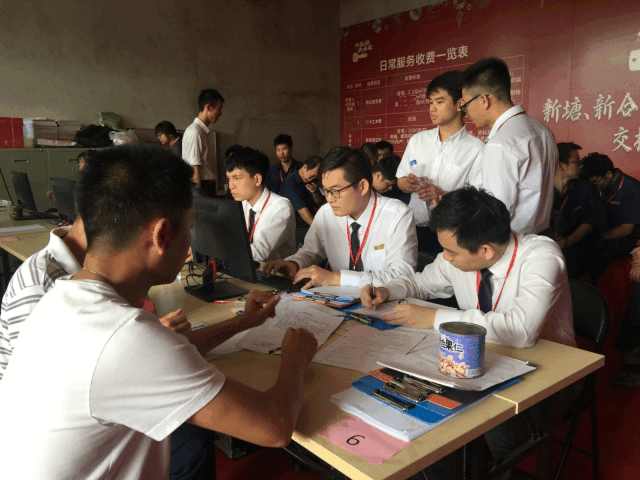 保利商业物业的工作人员将微笑的面容与细致的服务贯穿整个签约流程