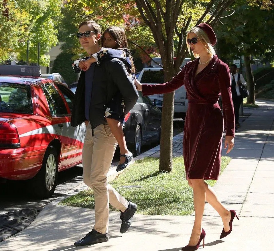 一直以来,伊万卡和老公贾瑞德库什纳的感觉都是感情非常好非常的恩爱