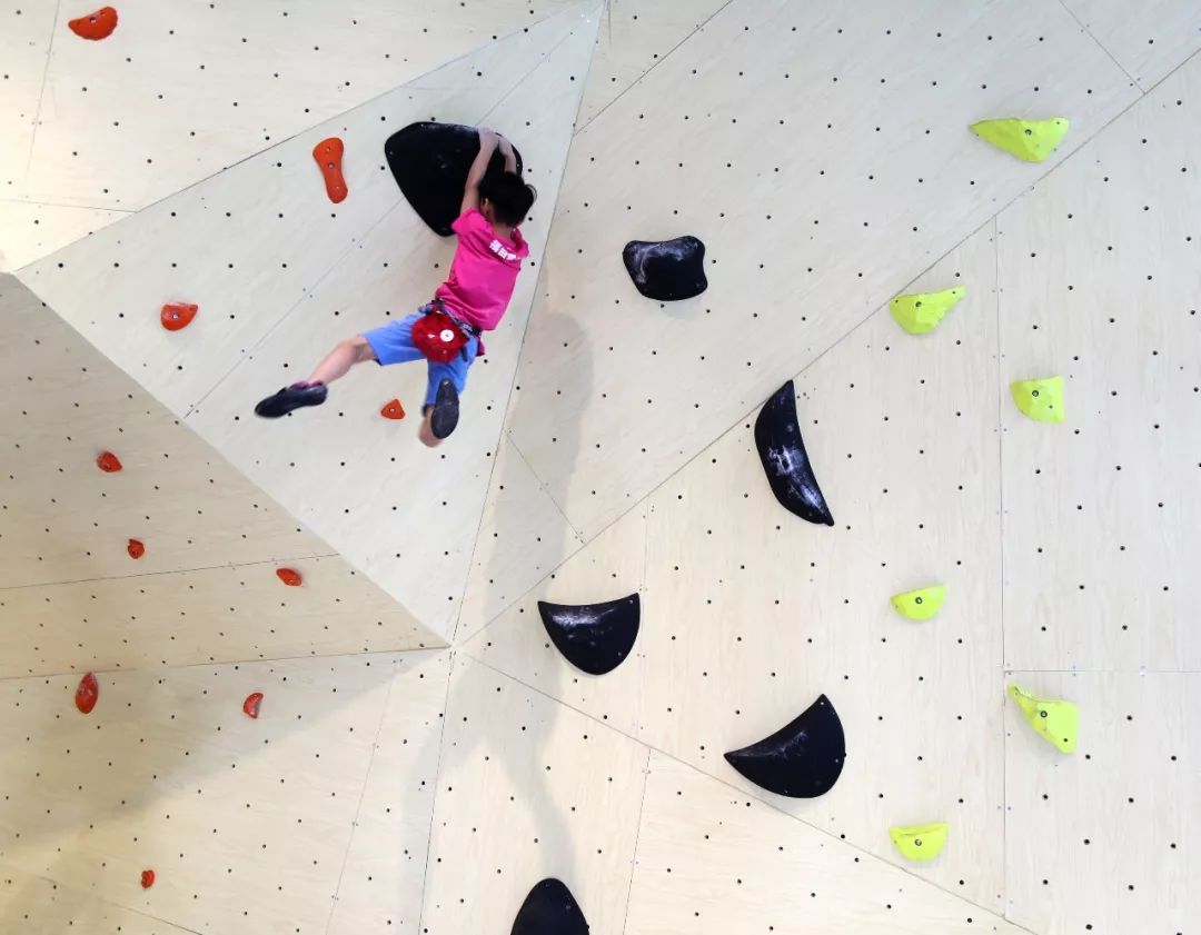 高大上这所深圳学校里就有攀岩馆
