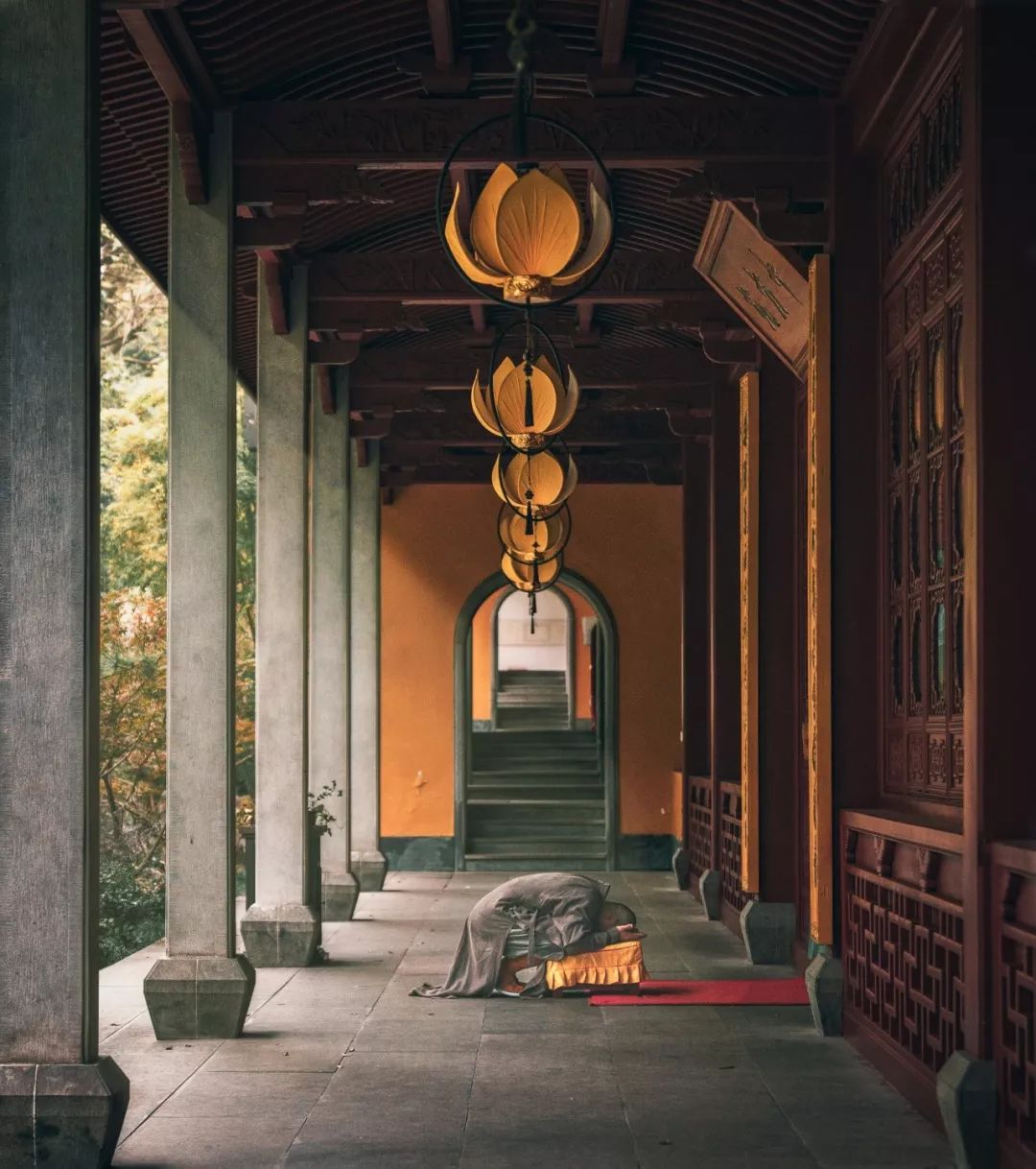 灵隐寺的层层楼宇这一组山寺与僧人,让人不由得想起"禅房花木深"或是"