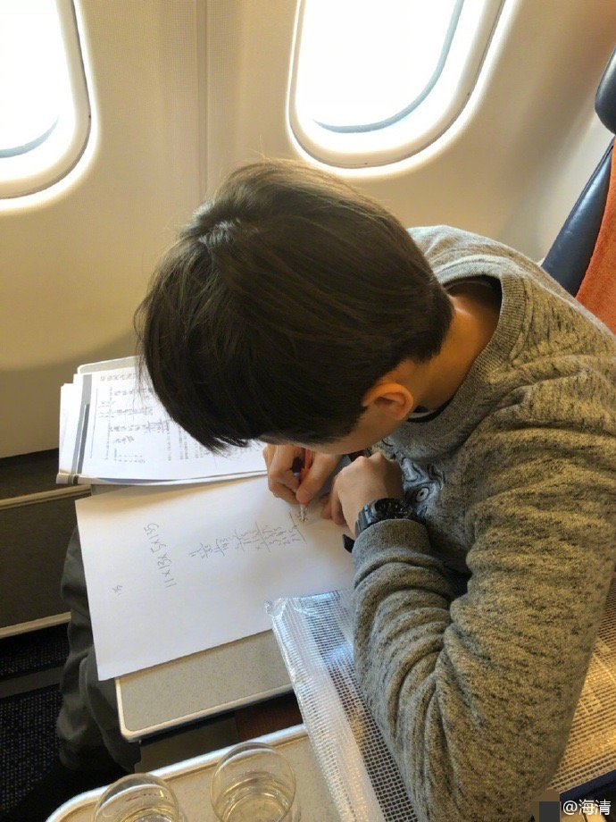 海清13岁儿子近照,半夜趴桌狂写作业,水杯却引起所有人注意_照片