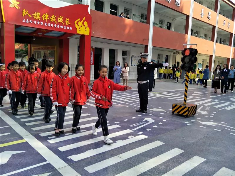 人行道,雙黃線等安全標誌標線,分年級組織學生實地體驗