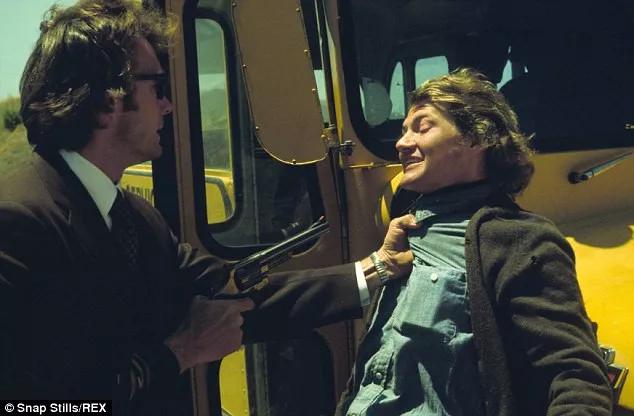 登上校车,命令司机雷"闭嘴,到后面去",受害儿童之一拉里·帕克(larry