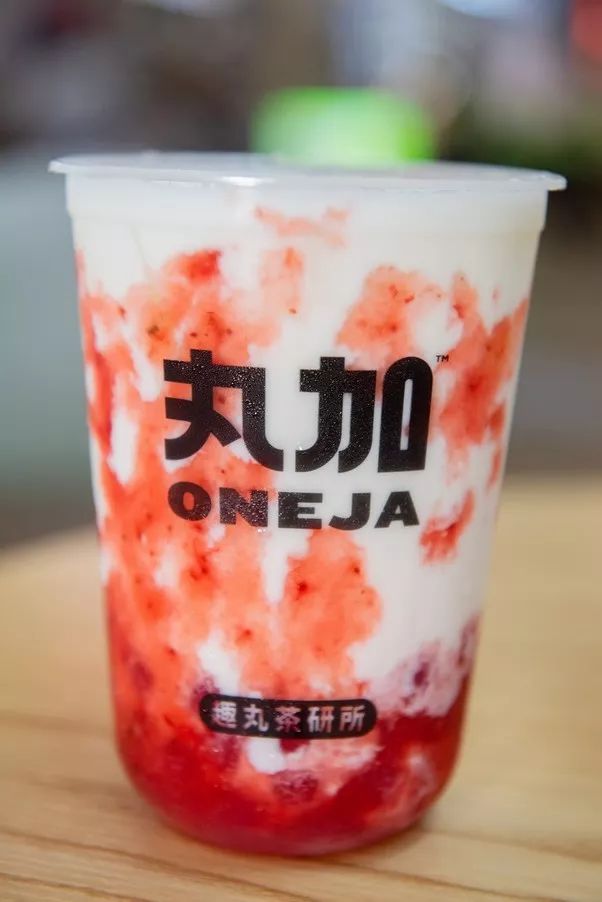 在醇香牛乳里欢喜跳跃每一下手作的新鲜草莓果酱一经出场便要收割大片