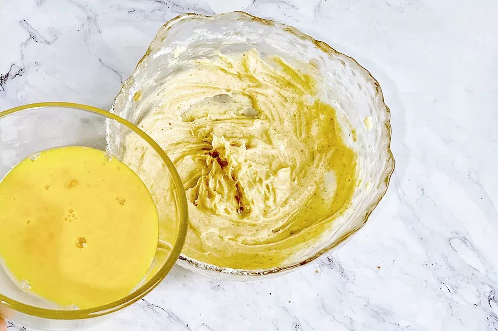 每一次混合均匀后再加下一次蛋液,避免水油分离),加两滴香草精和1克盐