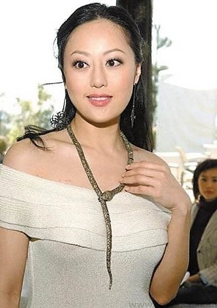 (注意章小蕙喜欢的项链造型:蛇)上三白眼是眼珠在下,而眼睛里的左右